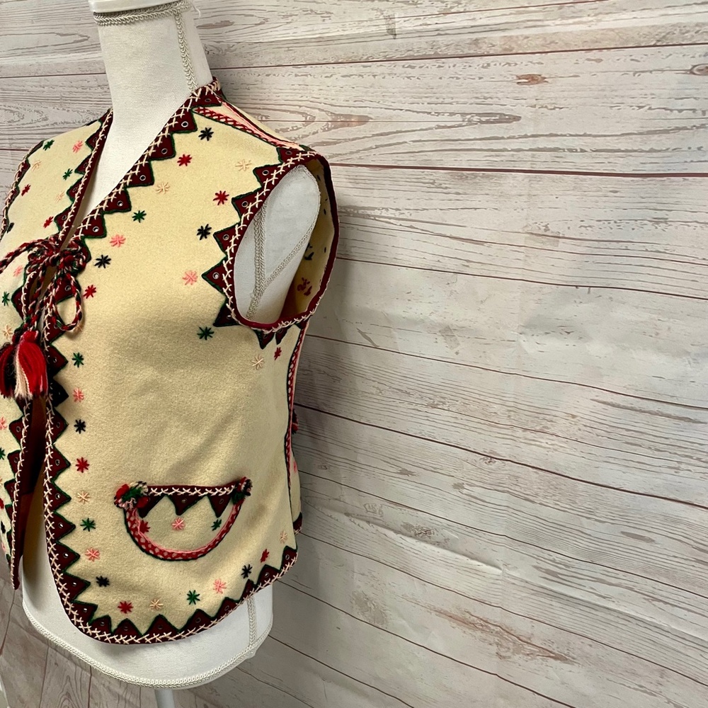 Source Unknown Cream And Red Embroidered Vest - image 4